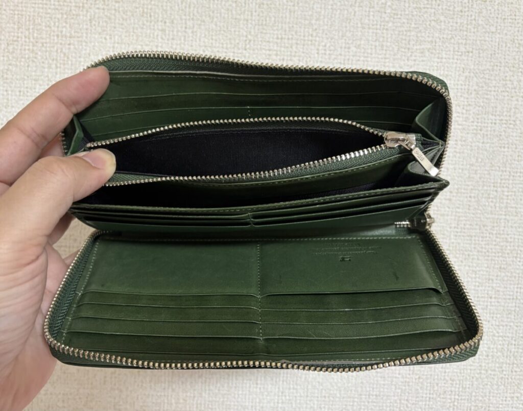 「栃木レザー長財布TGT-3360のグリーン色使用例」写真