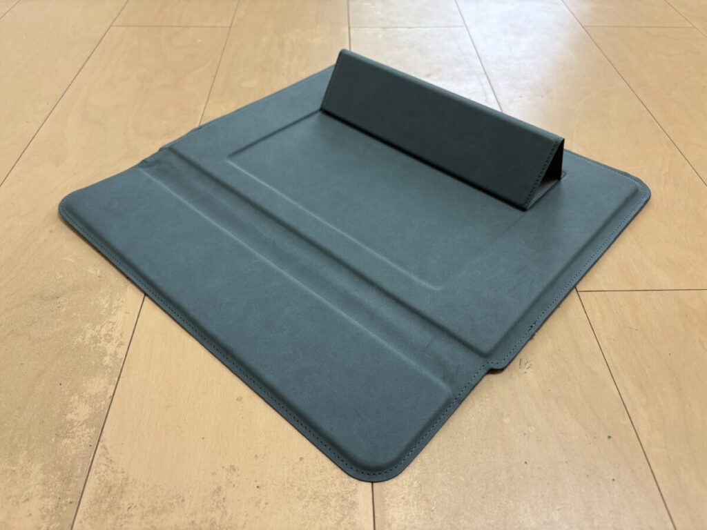 TOWOOZ MacBook Air ケース　本体スタンド形態　写真