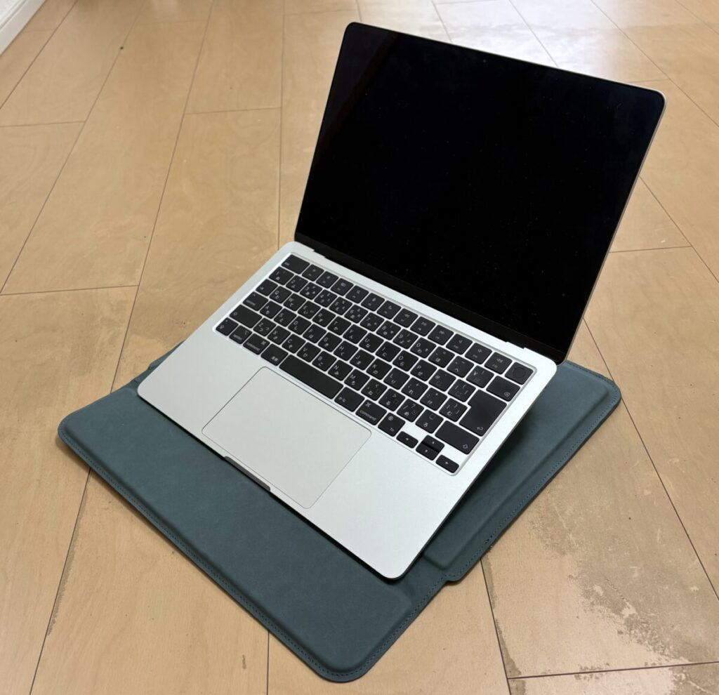 TOWOOZ MacBook Air ケース　本体スタンド形態　ノートPC設置状態　写真