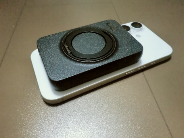 MagSafe対応CIO SMARTCOBY Ex02 Wireless ChargerをiPhoneに装着した様子