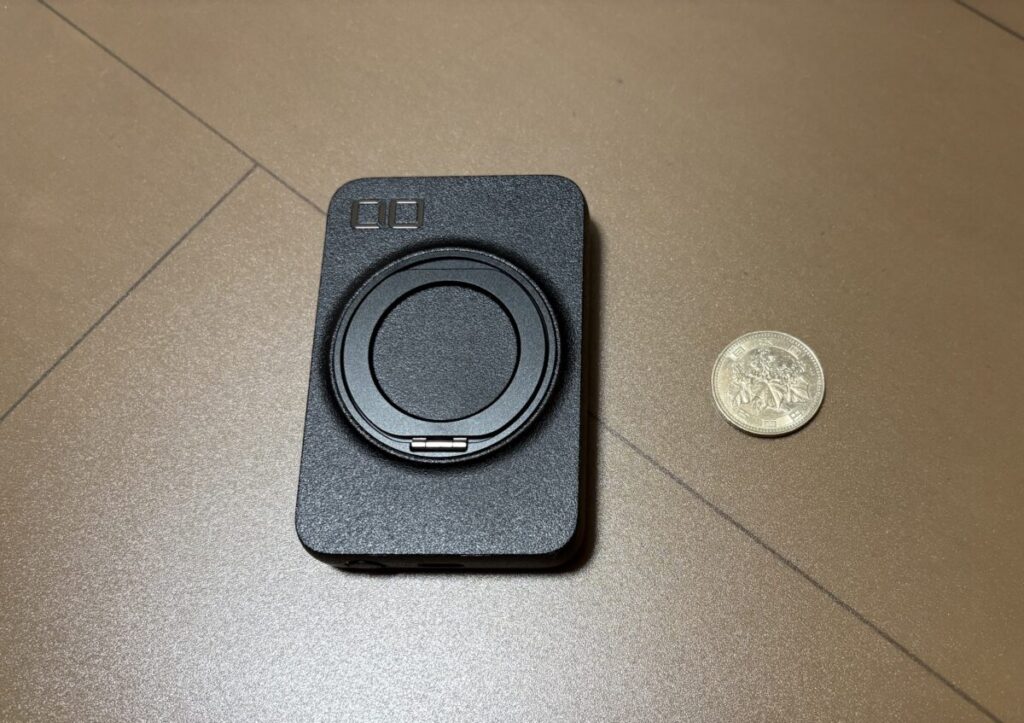 CIO SMARTCOBY Ex02 Wireless Chargerのサイズ比較(500円玉と並べた写真)