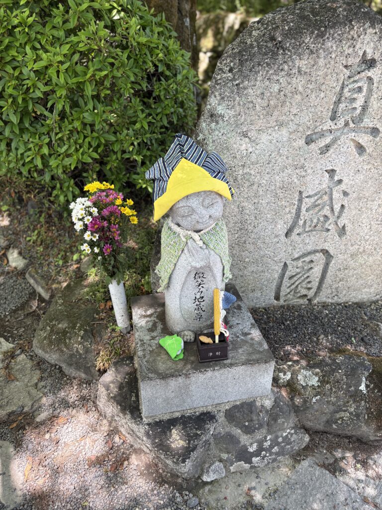 西教寺　兜を被ったお地蔵さん　画像