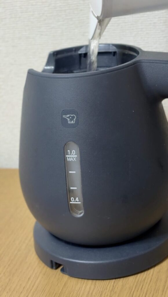 象印 電気ケトル CK-DA10側面の水量が確認できる窓　画像