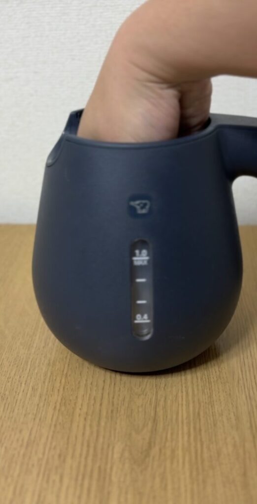 象印 電気ケトル CK-DA10　開口に手を入れている　画像（内部の洗浄想定）