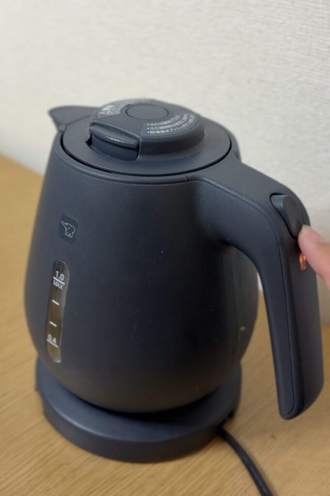 象印 電気ケトル CK-DA10　スイッチを押している画像