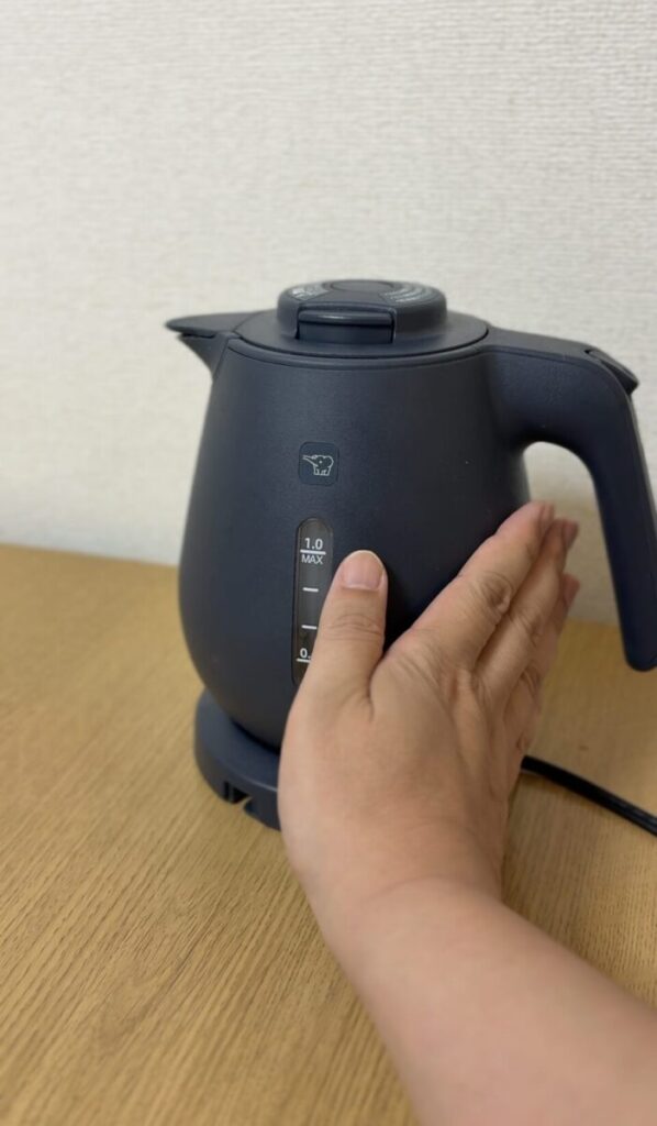象印 電気ケトル CK-DA10側面を触っている　画像