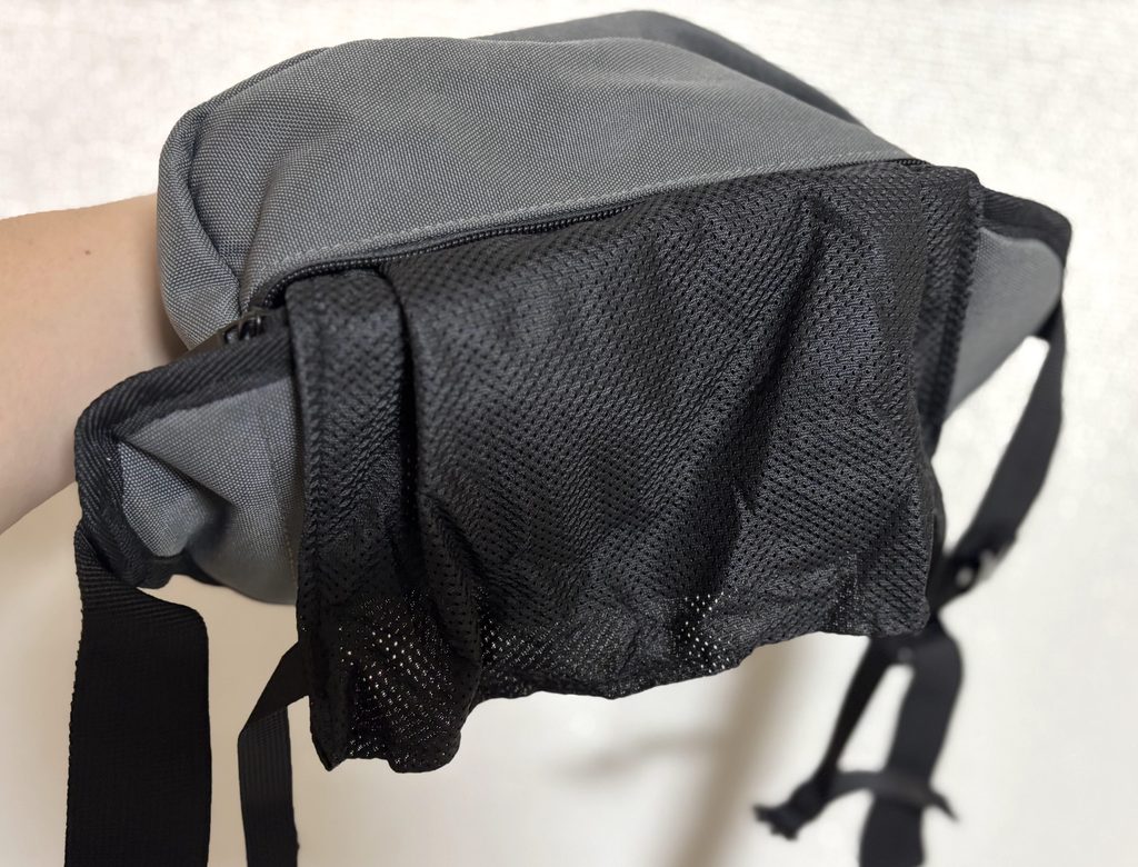 ヒップシート付きショルダーバッグDACCOBAG（ダッコバッグ）の腰サポート用のクロス　収納画像