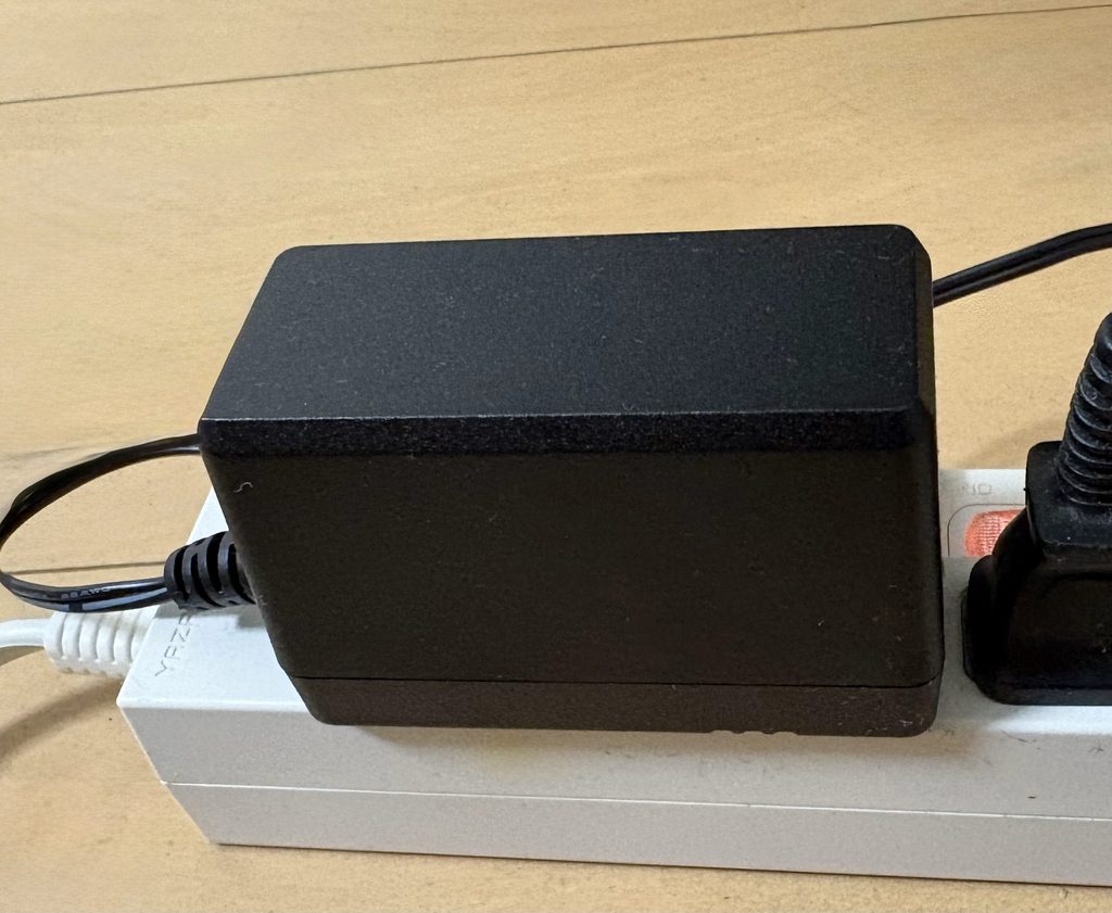 BUFFALO 外付けハードディスク HD-EDS4U3-BE　ACアダプターをテーブルタップに指したところ　画像