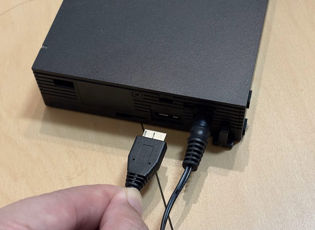 BUFFALO 外付けハードディスク HD-EDS4U3-BE　背面にUSBを挿すところ　画像