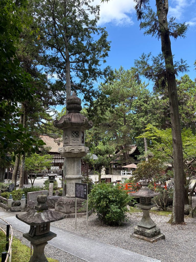 建部大社　大灯籠　画像